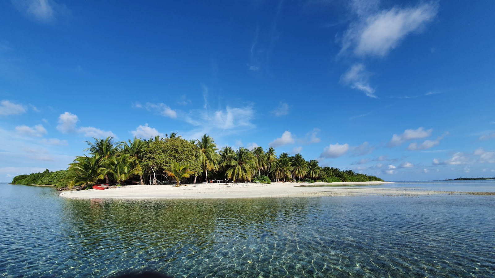 Foto von Olhuvaali Beach mit beiger sand Oberfläche