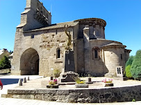 Eglise Saint-Pierre et Saint-Michel à Saint-Urcize du Restaurant français Hotel Remise à Saint-Urcize - n°1