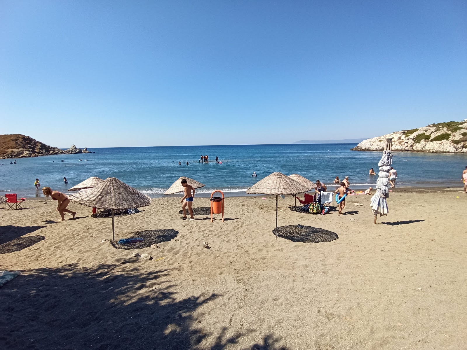 Orşal Halk Plajı'in fotoğrafı dağlarla çevrili