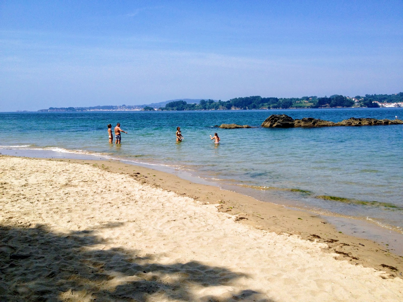 Φωτογραφία του Praia de Centrona με πολλοί ευρύχωροι κόλποι