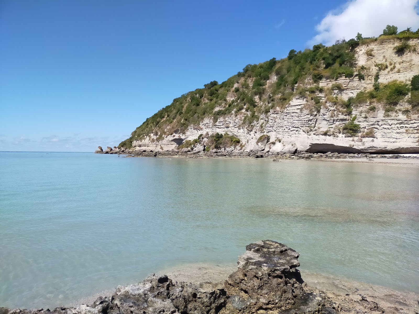 Foto di Badamier Beach sorretto da scogliere