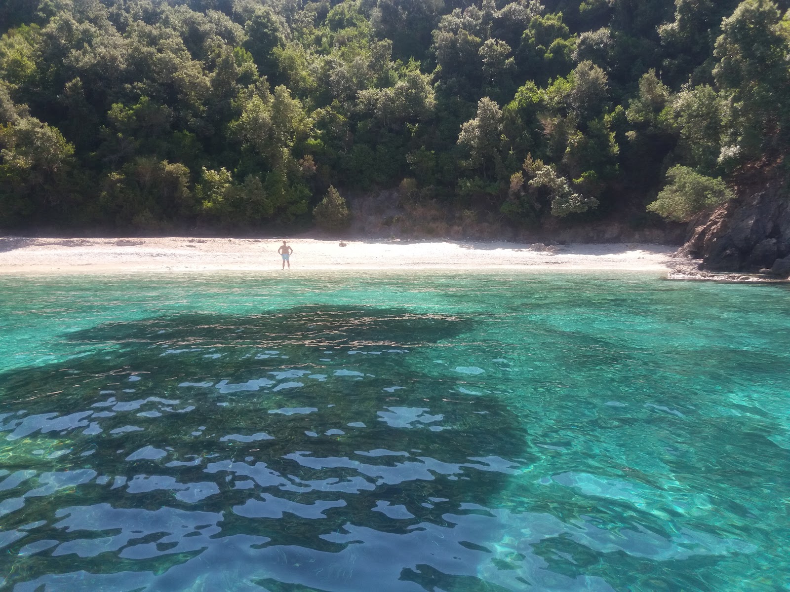 Foto von Trypa beach mit türkisfarbenes wasser Oberfläche