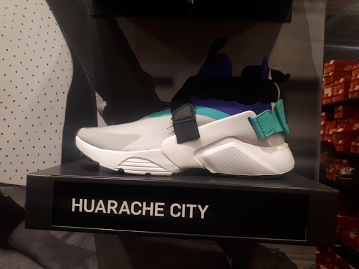 Clothing Store «Nike Factory Store», reviews and photos, 5220 Fashion Outlets Way #1125, Rosemont, IL 60018, USA