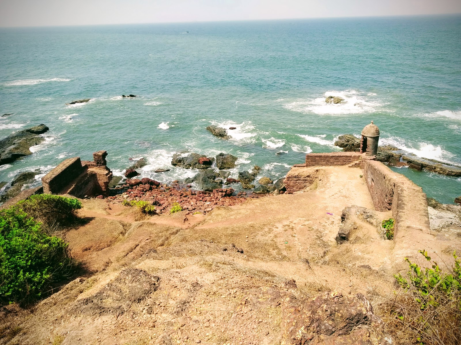 Foto di Aguada Rocky Beach con una costa spaziosa