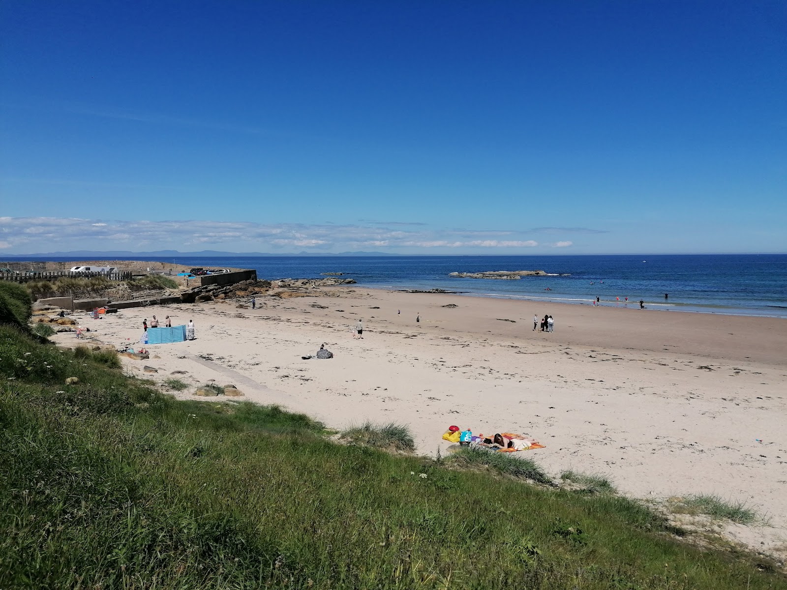 Foto de Hopeman East Beach com areia brilhante superfície