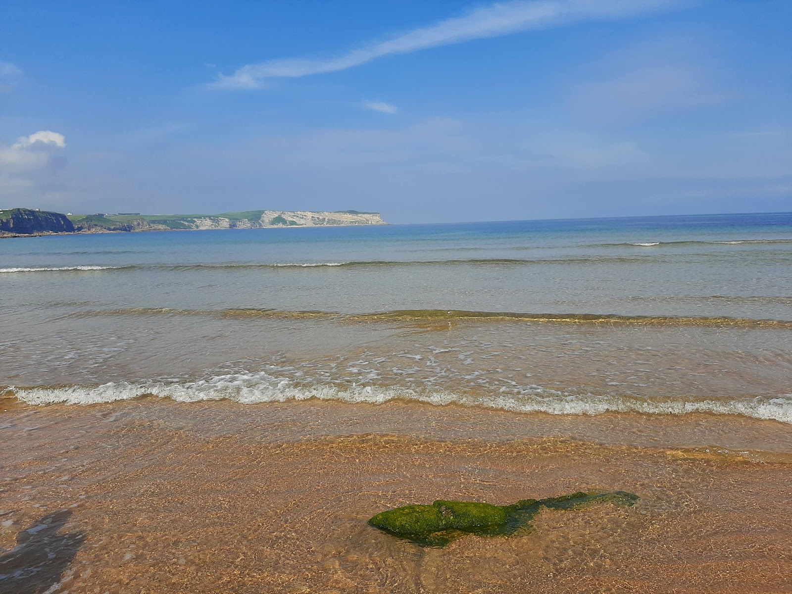 Foto von Playa de los Locos und die siedlung