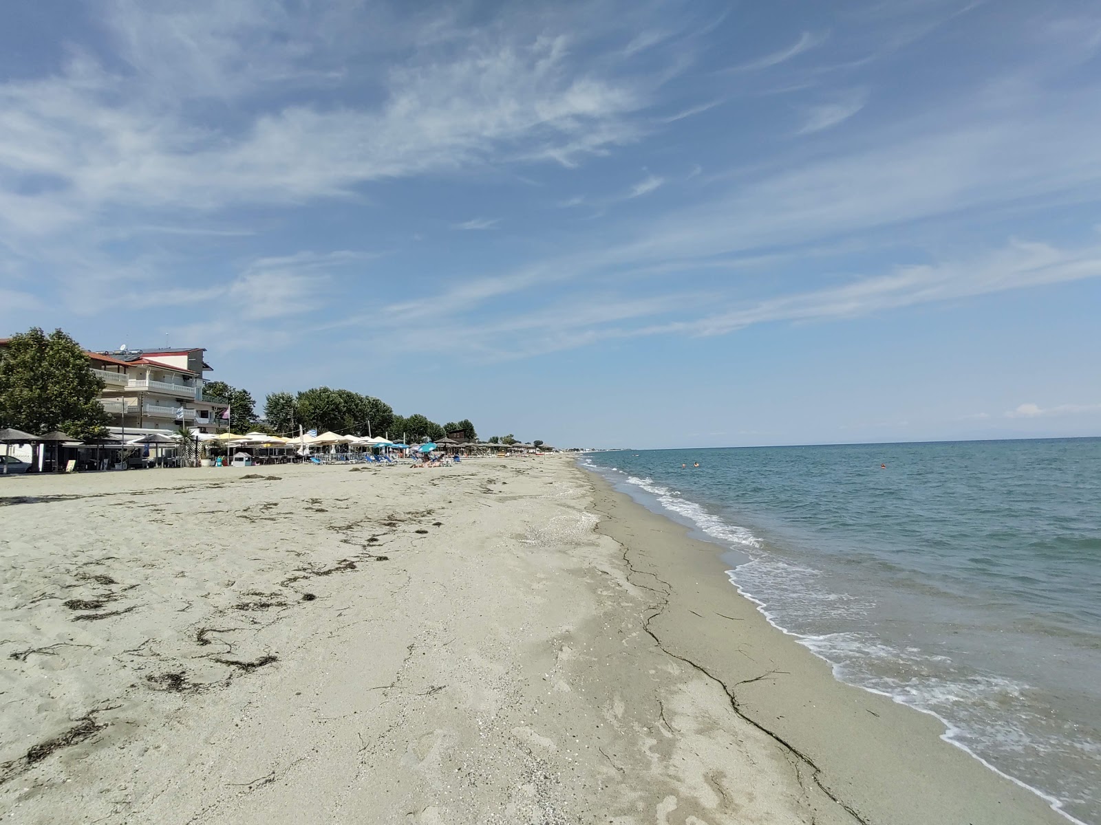 Foto de Olympiaki Akti beach - lugar popular entre os apreciadores de relaxamento
