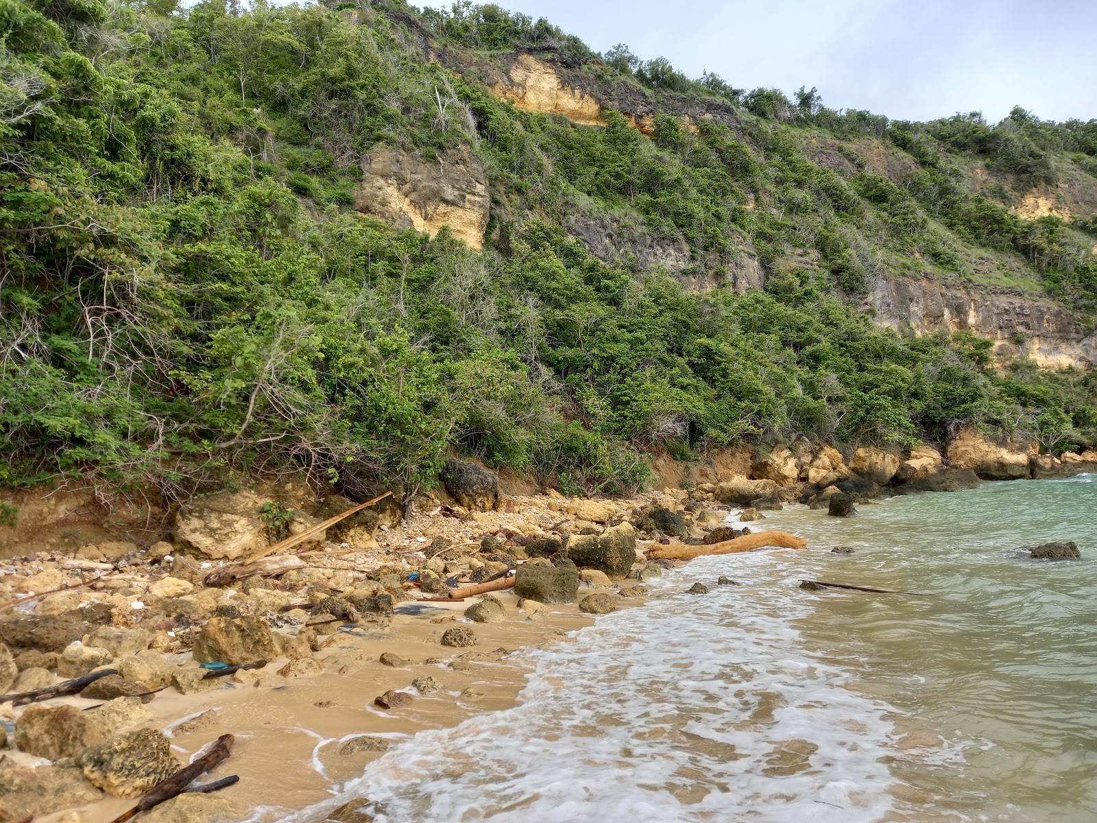 Fotografie cu Batu Jangak Beach cu o suprafață de apa pură turcoaz