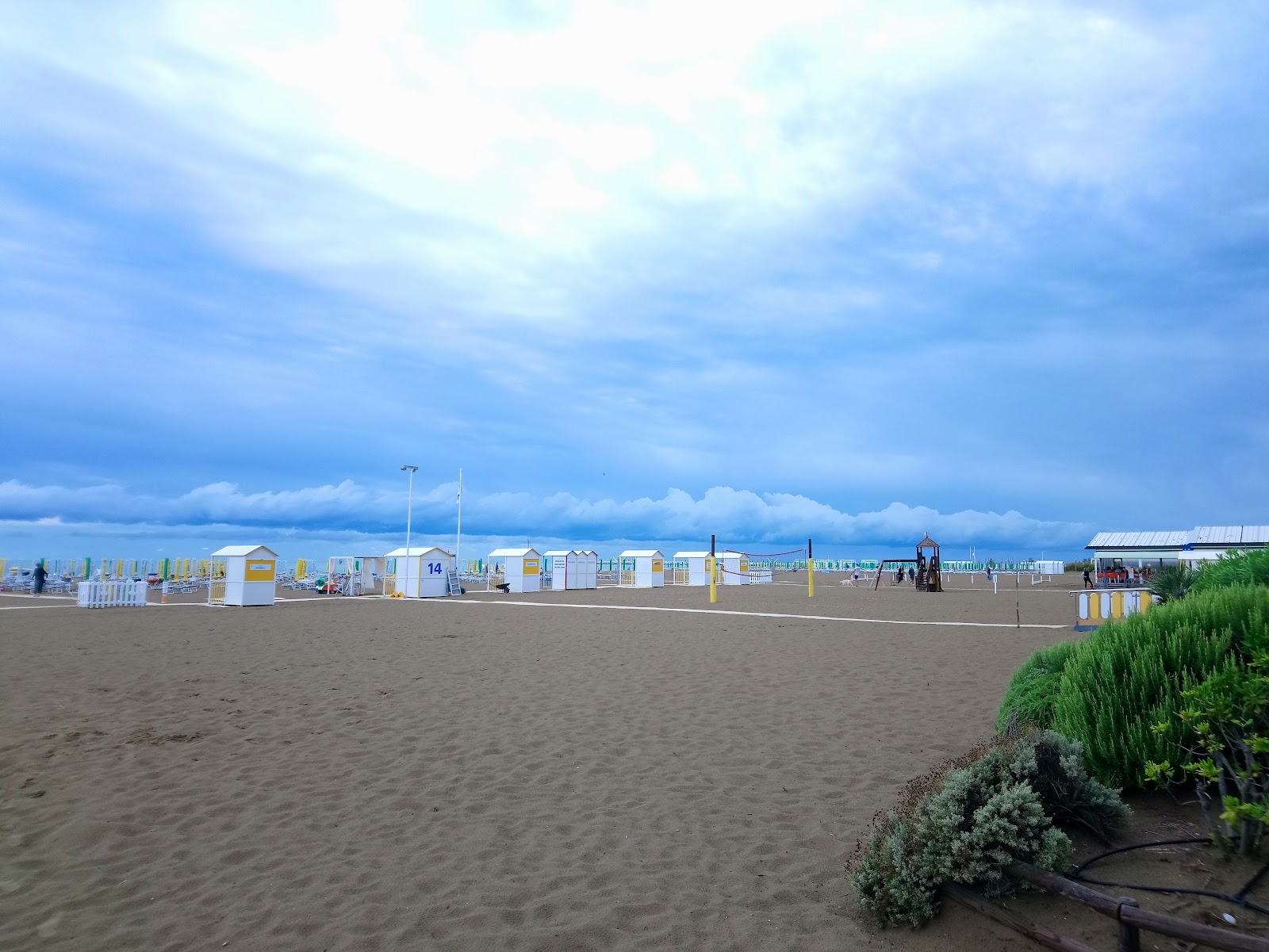 Spiaggia di Caorle'in fotoğrafı parlak kum yüzey ile