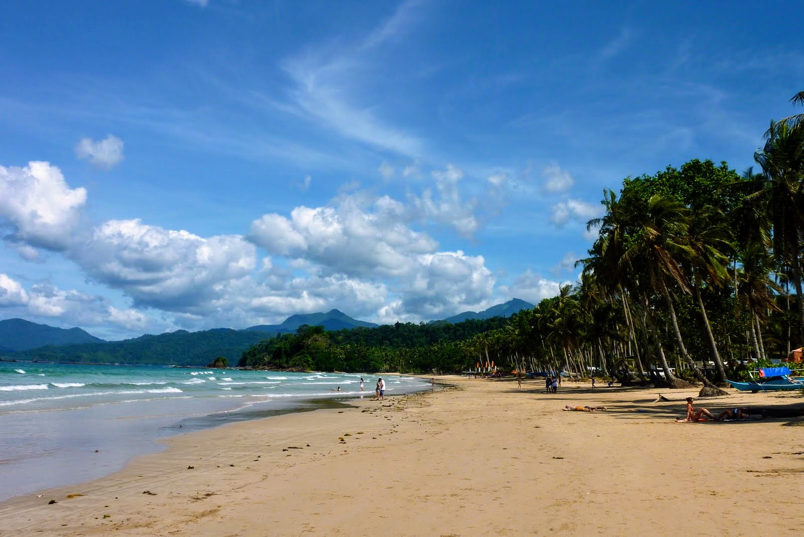 Foto von Sabang Beach mit heller feiner sand Oberfläche