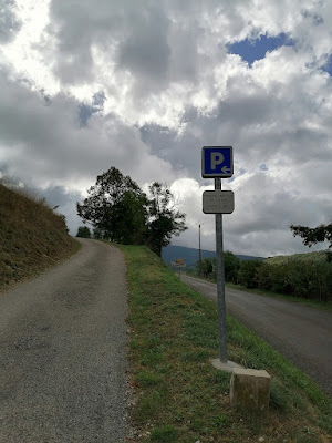 Parking du cimetière à Marchamp