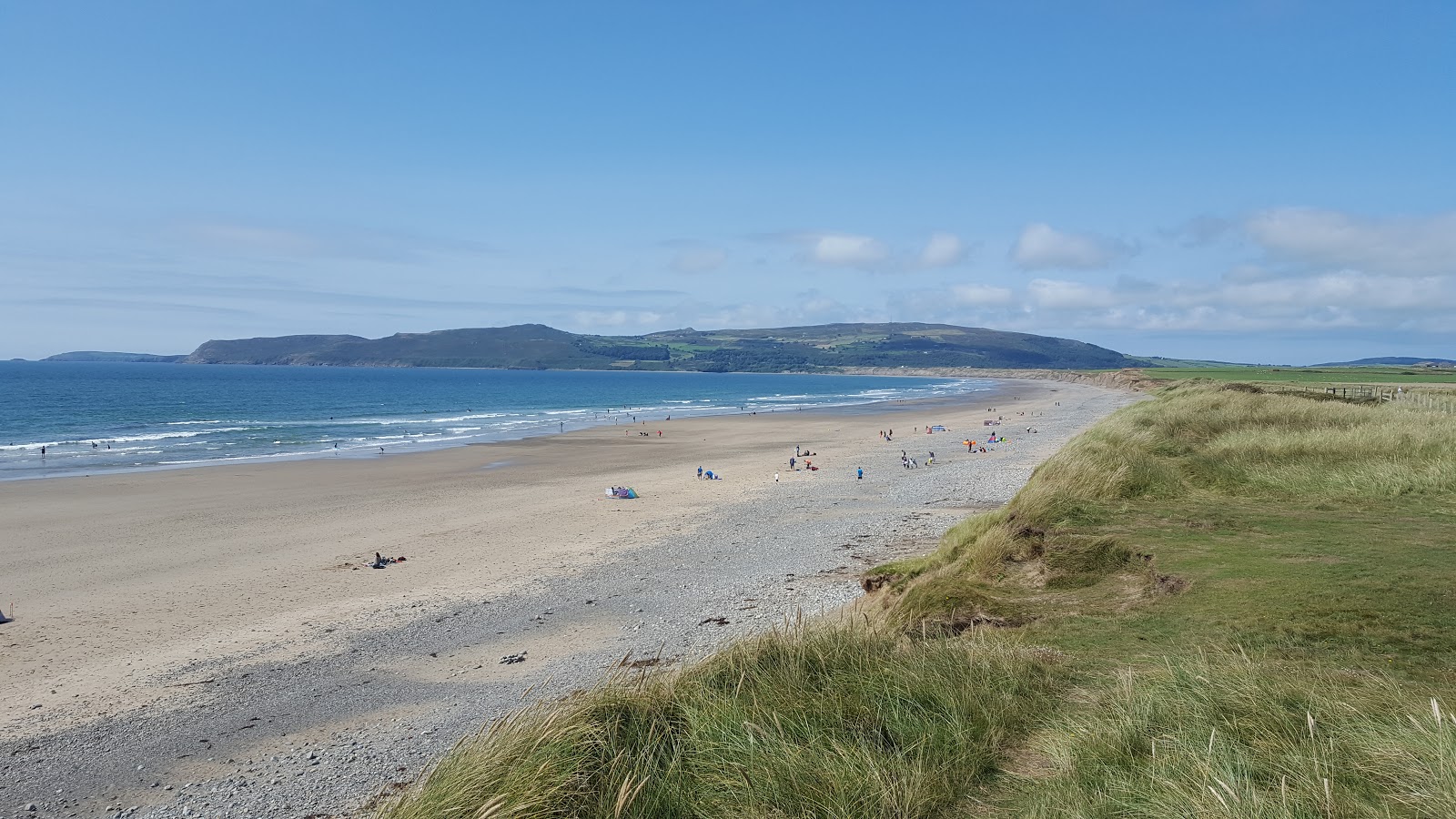 Foto di Porth Neigwl con una superficie del sabbia beige e ciottoli