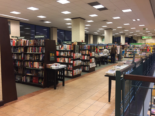Book Store «Barnes and Noble», reviews and photos, 2500 N Mayfair Rd, Milwaukee, WI 53226, USA