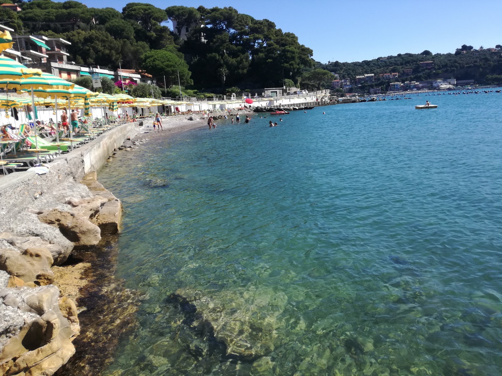 Foto av Arenella beach med grå fin sten yta