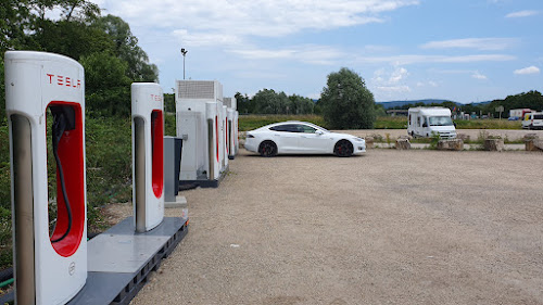 Borne de recharge de véhicules électriques Tesla Supercharger Tossiat