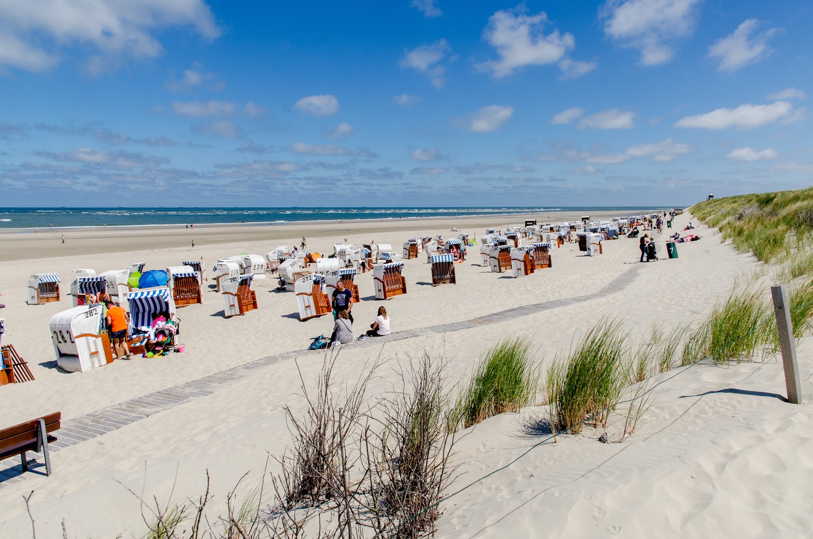Foto di Strand Spiekeroog con una superficie del sabbia beige