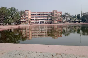 B R B College Pond image