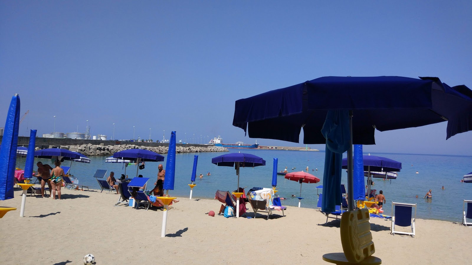 Foto di Lido Proserpina beach con una superficie del acqua blu
