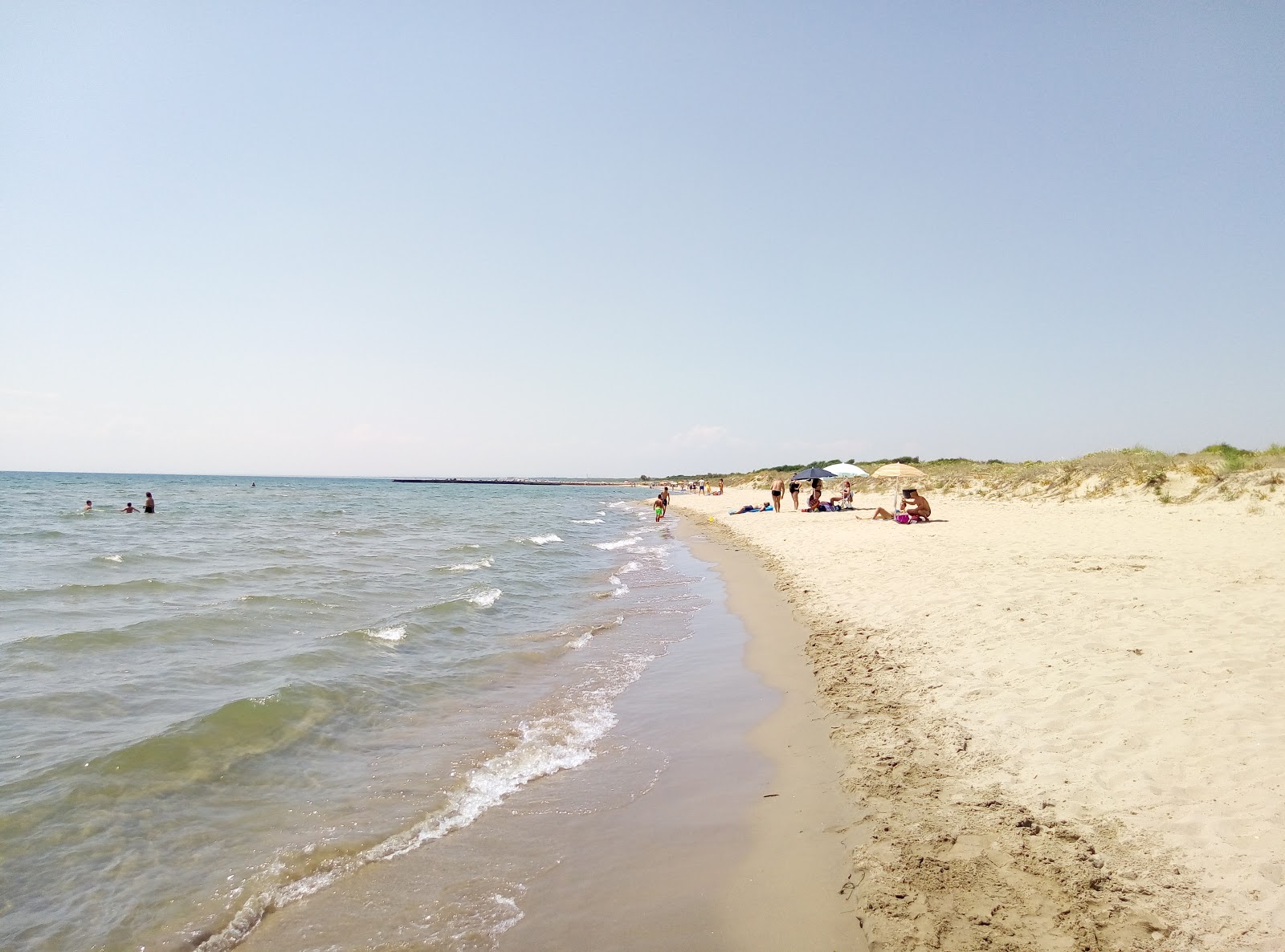 Foto av Spiaggia di Verde Mare med blått vatten yta
