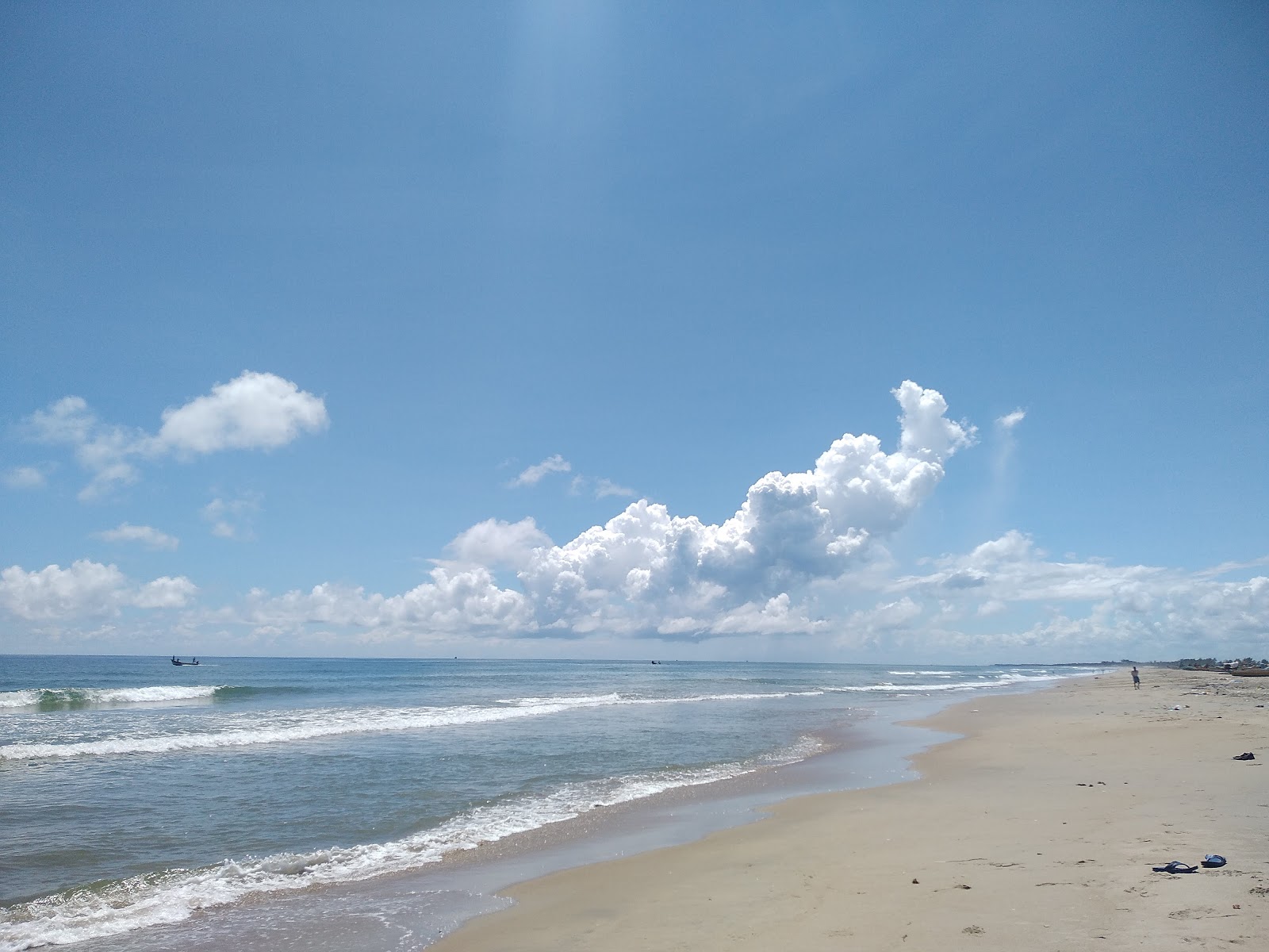 Foto di Nallavadu Beach con una superficie del sabbia beige fine
