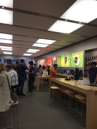 Computer Store «Apple Reston», reviews and photos, 11949 Market St, Reston, VA 20190, USA