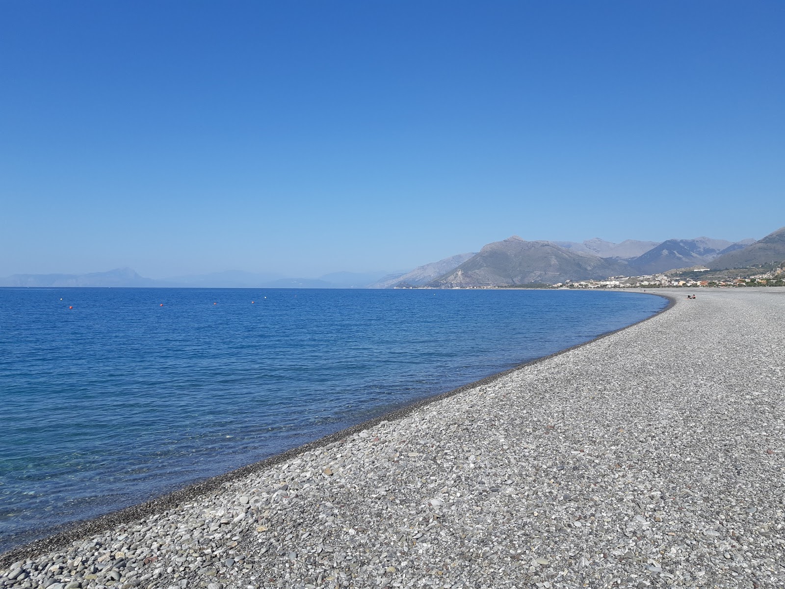 Fotografija Spiaggia Praia a Mare z dolga ravna obala