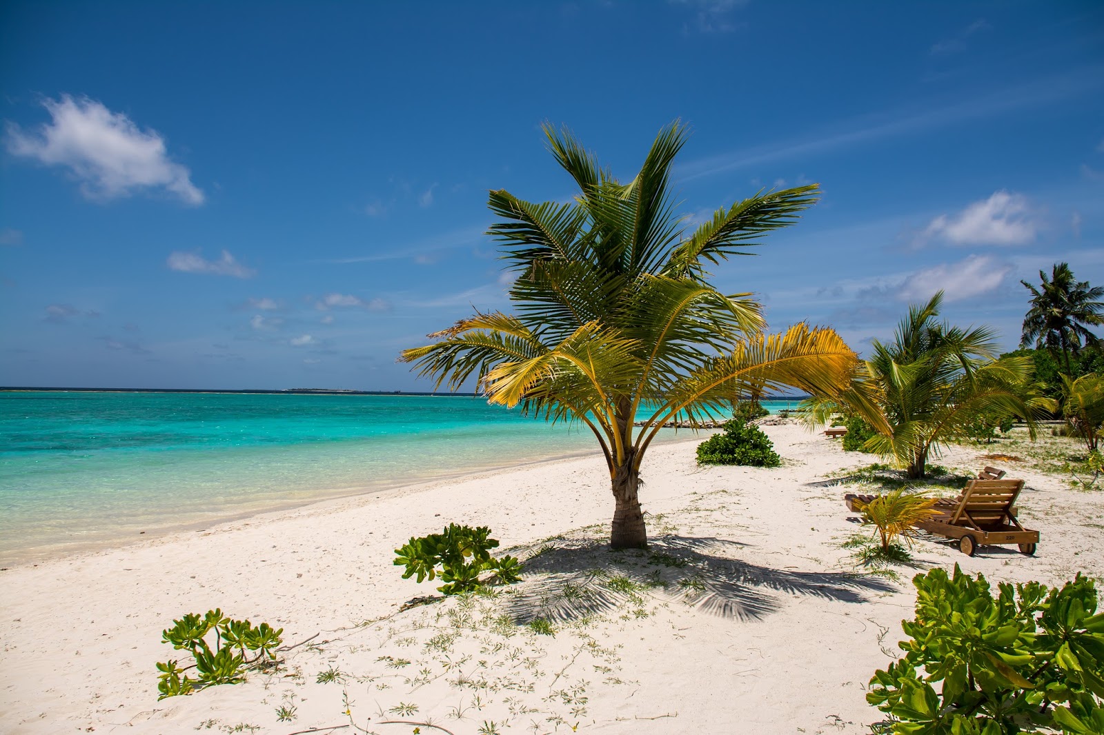 Foto von Strand der Insel Meedhupparu mit heller sand Oberfläche