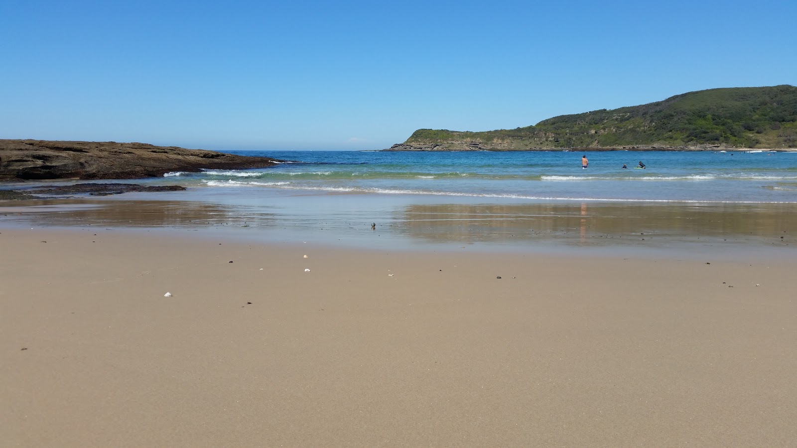 Foto de Bongon Beach rodeado por montanhas