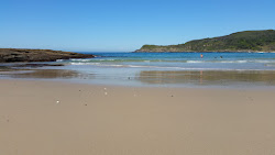 Foto de Bongon Beach rodeado por montanhas