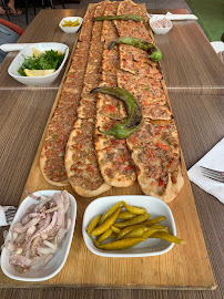 Plats et boissons du Restaurant halal A la table de Mevlana : Konya Etliekmek - Kumpir à Schiltigheim - n°3