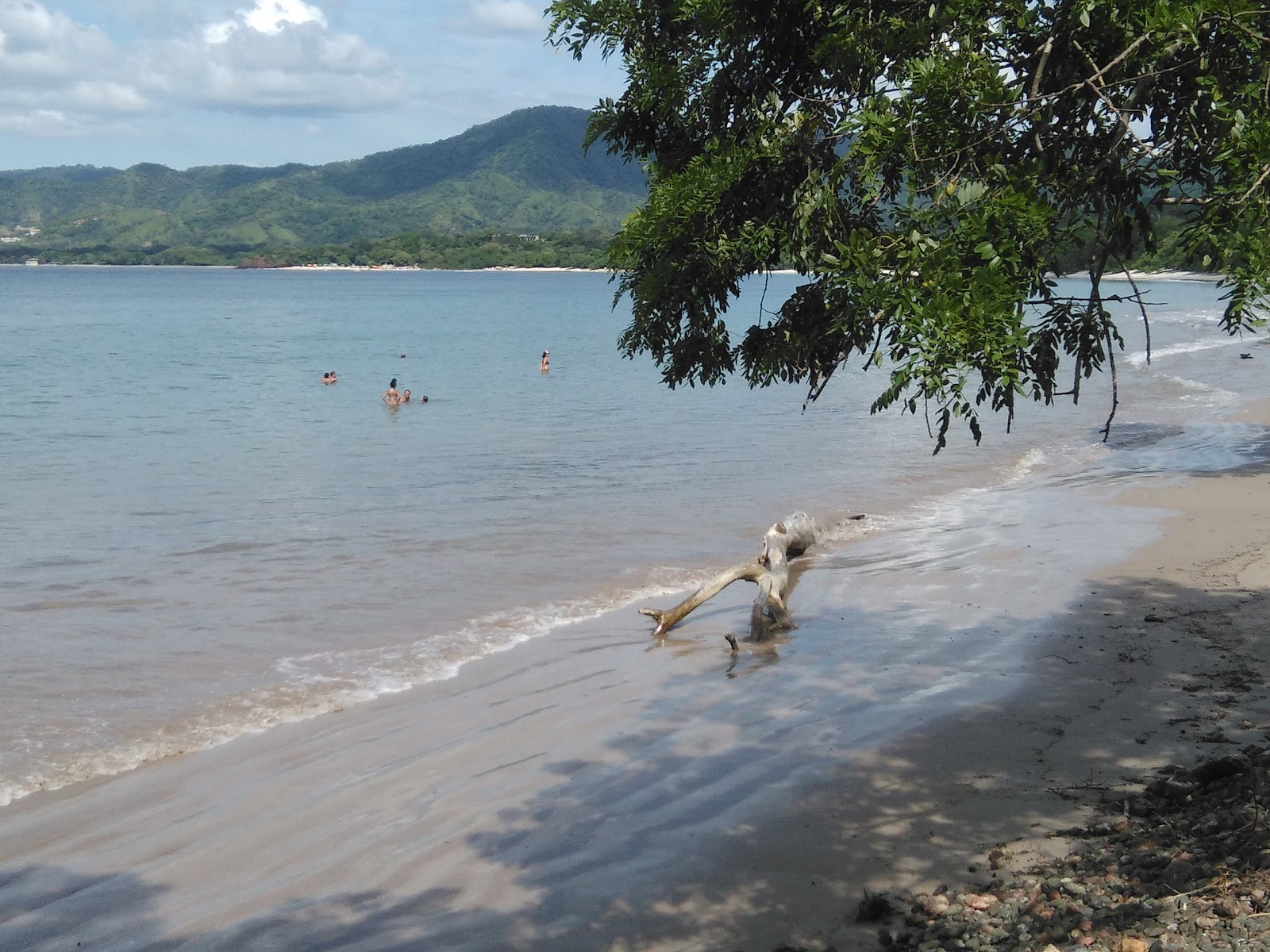 Photo de Puerto Viejo protégé par des falaises