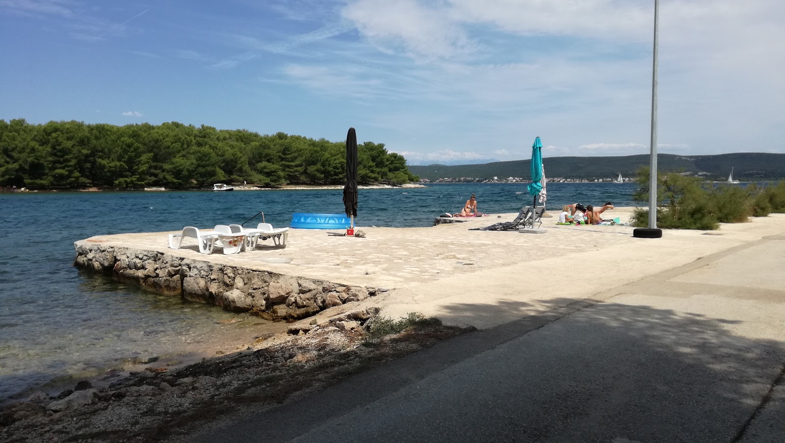 Fotografija Pasman beach z betonski pokrov površino