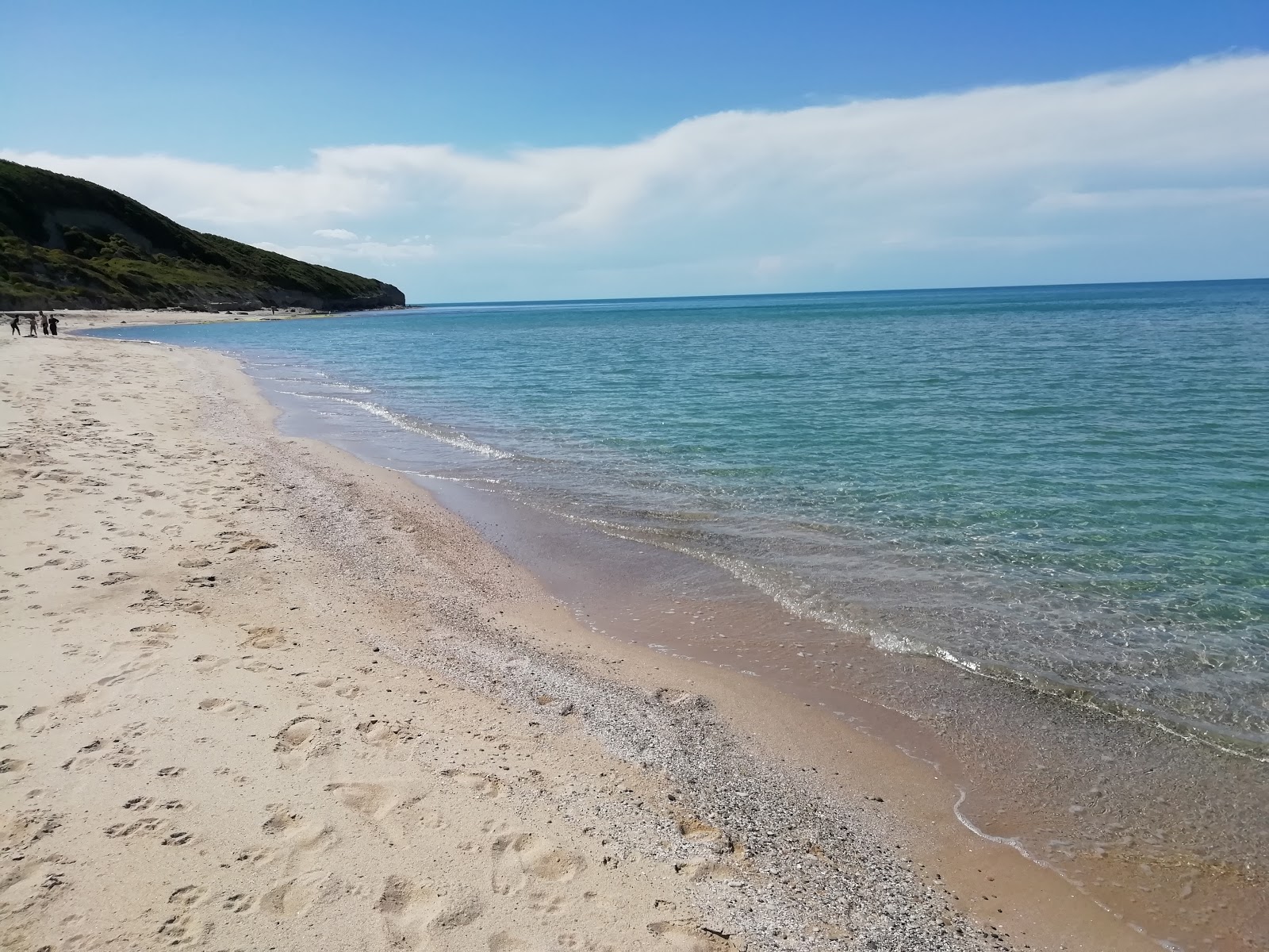 Φωτογραφία του Karaburun beach II με μπεζ άμμος επιφάνεια