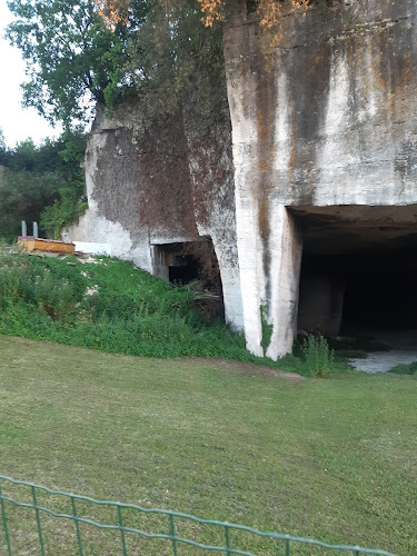 Espace des caves noires à Saint-Même-les-Carrières