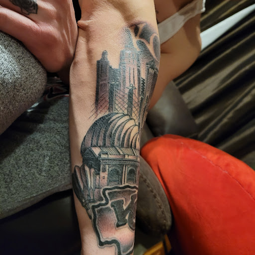 Tattoo Shop «Revelation Tattoo», reviews and photos, 7208 N Oak Trafficway, Gladstone, MO 64118, USA