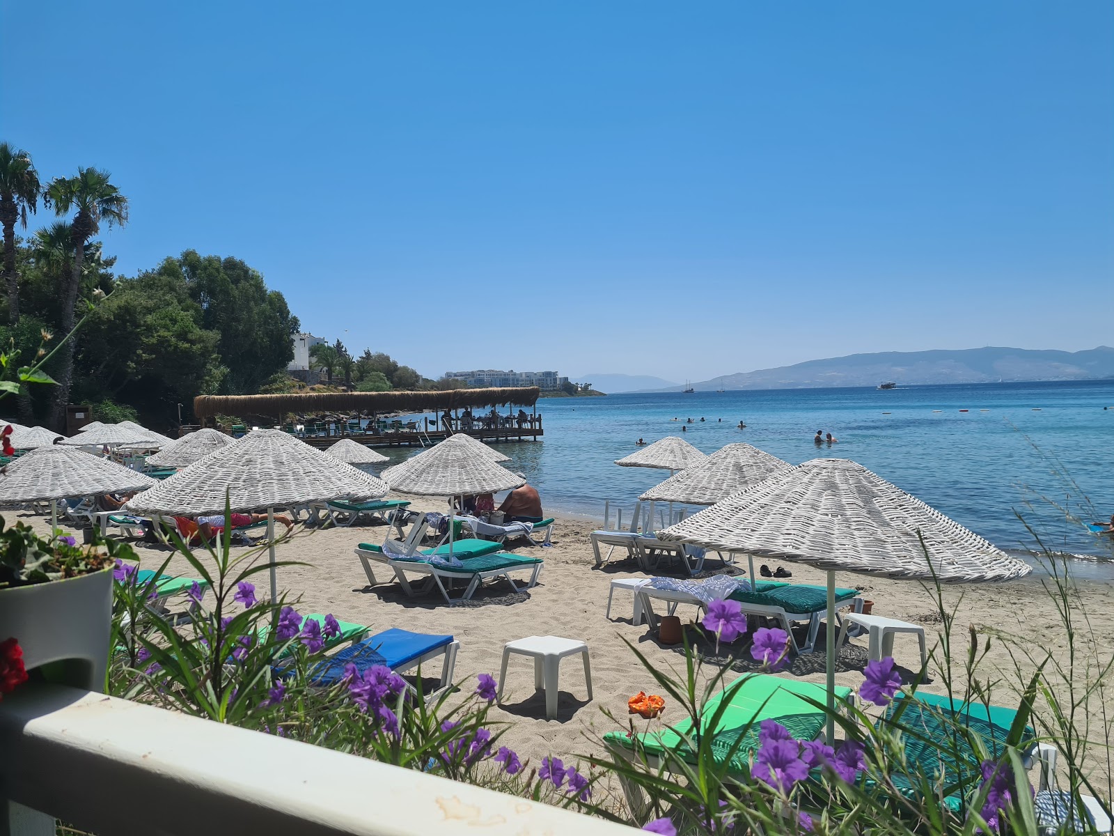 Meteor tatil köyü Plajı'in fotoğrafı geniş ile birlikte