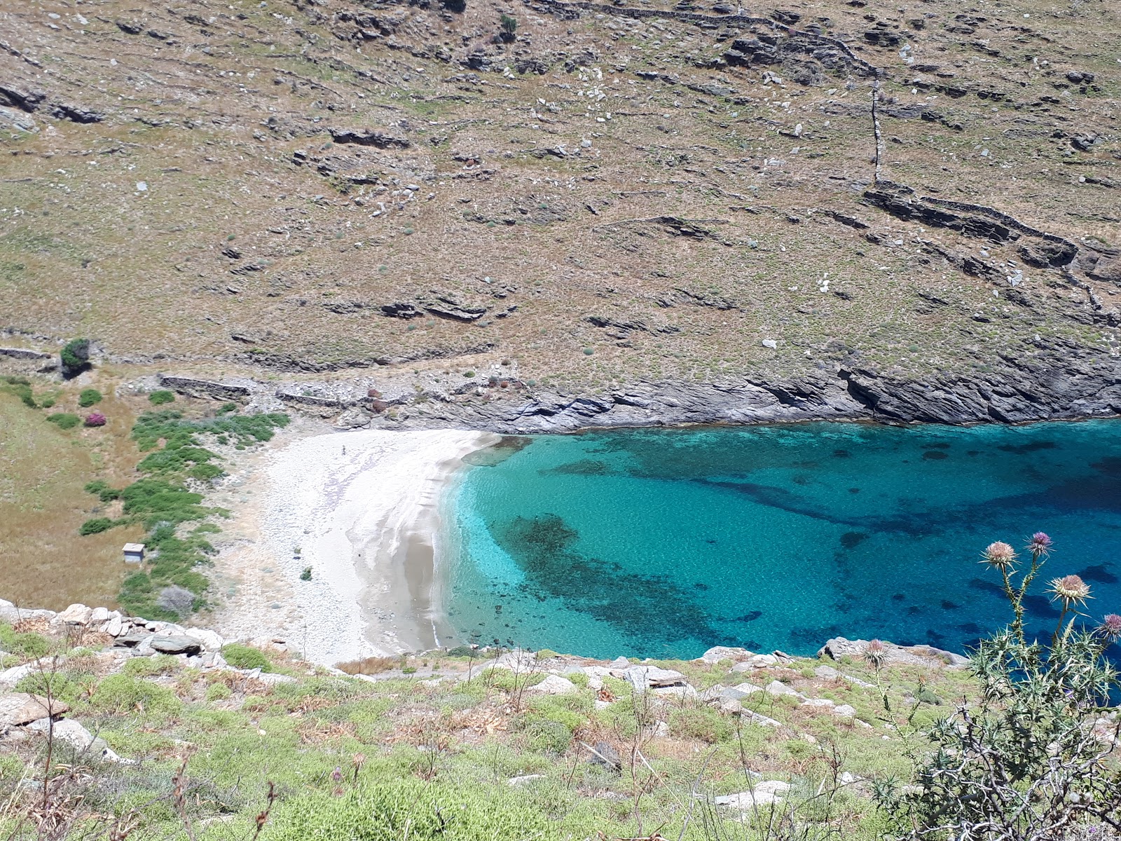 Foto de Paralia Tilegrafos com areia clara e seixos superfície