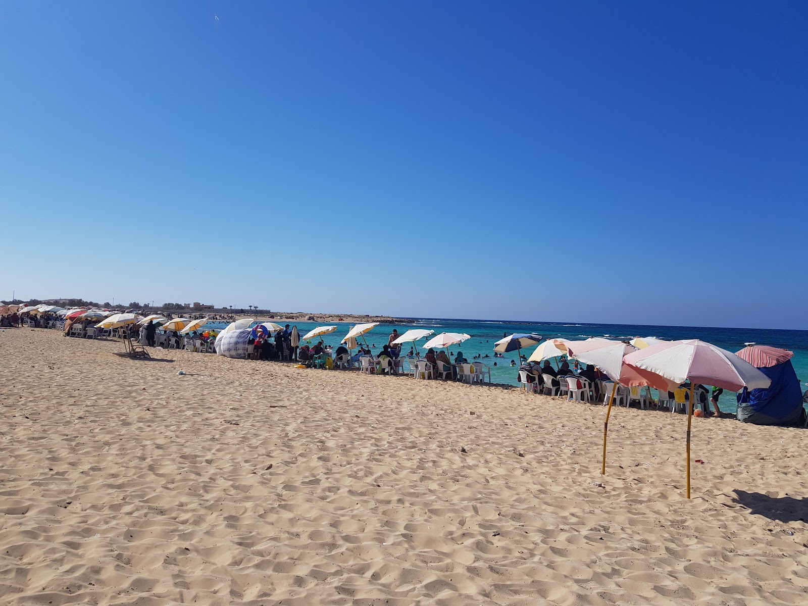 Φωτογραφία του Minaa Alhasheesh beach παροχές περιοχής