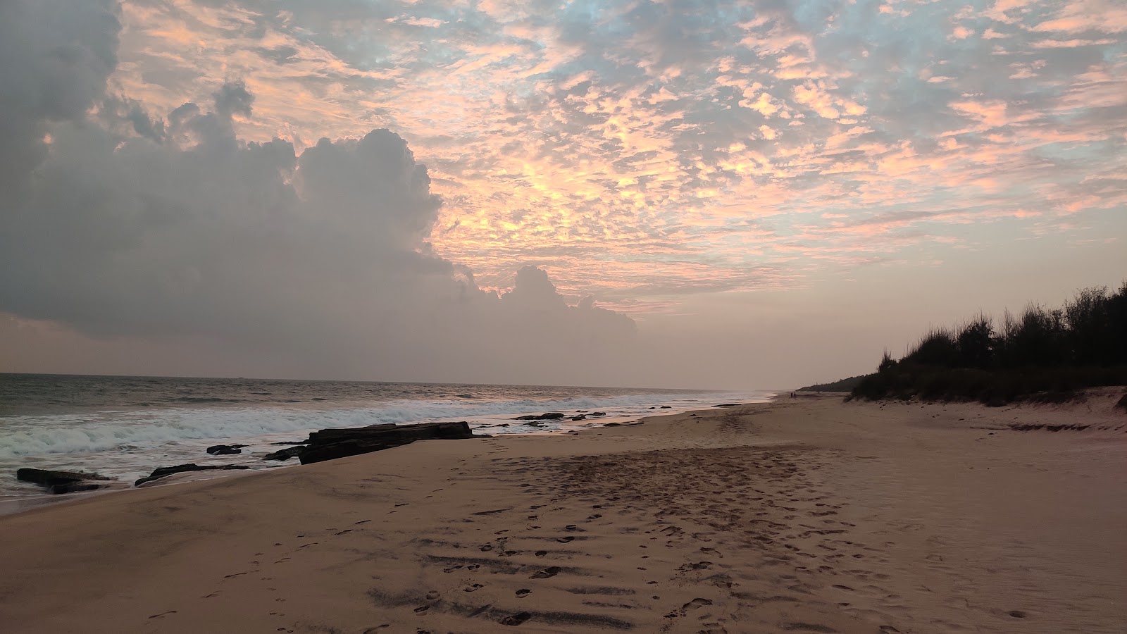 Valokuva Dwarakapathi Beachista. - suosittu paikka rentoutumisen tuntijoille