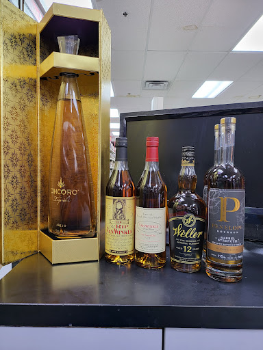 Liquor Store «Royal Liquor & Wine», reviews and photos, 1015 N Randall Rd, Elgin, IL 60123, USA