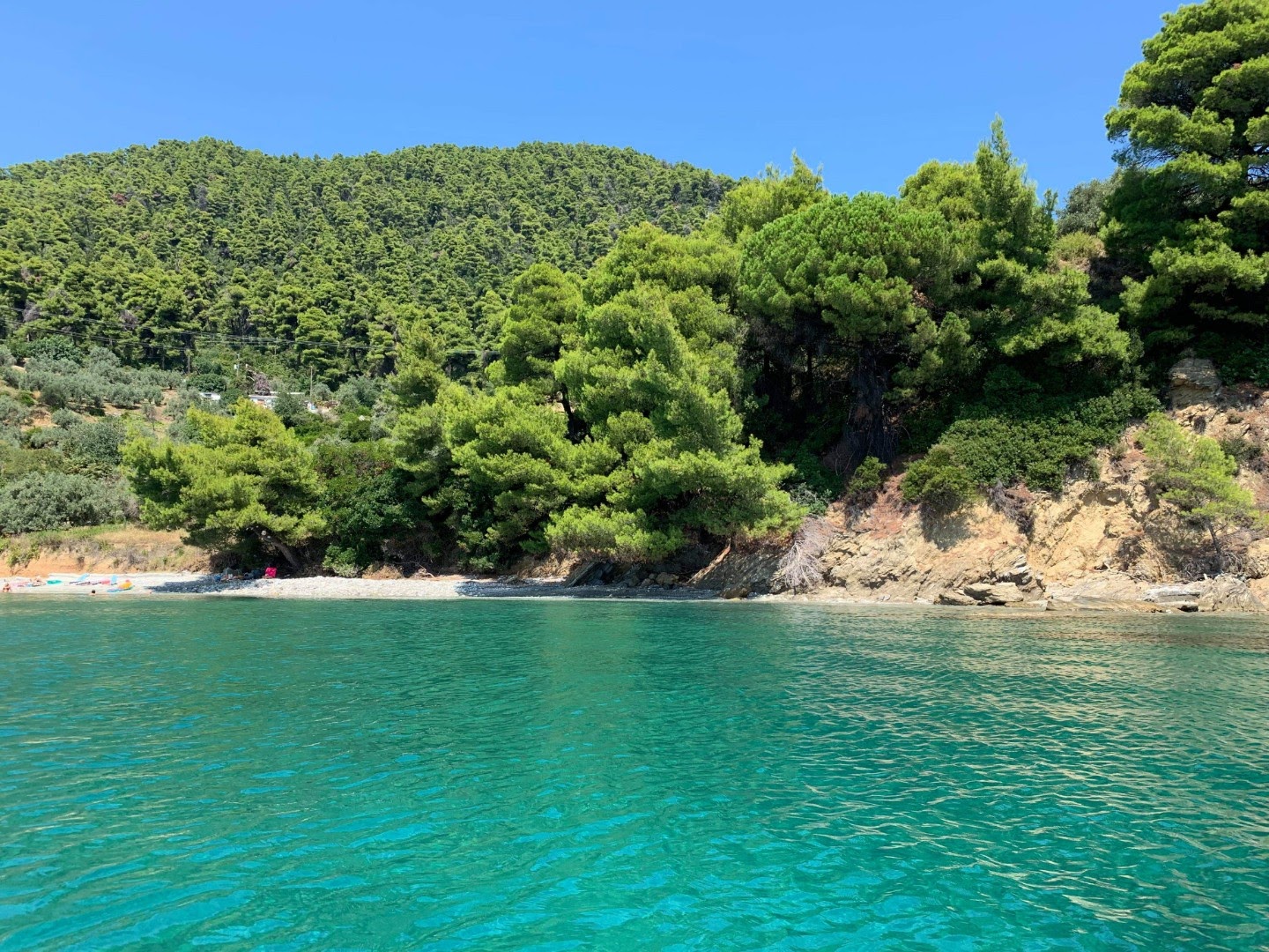 Φωτογραφία του Karkatzuna beach με μικρά μπεζ βότσαλα επιφάνεια