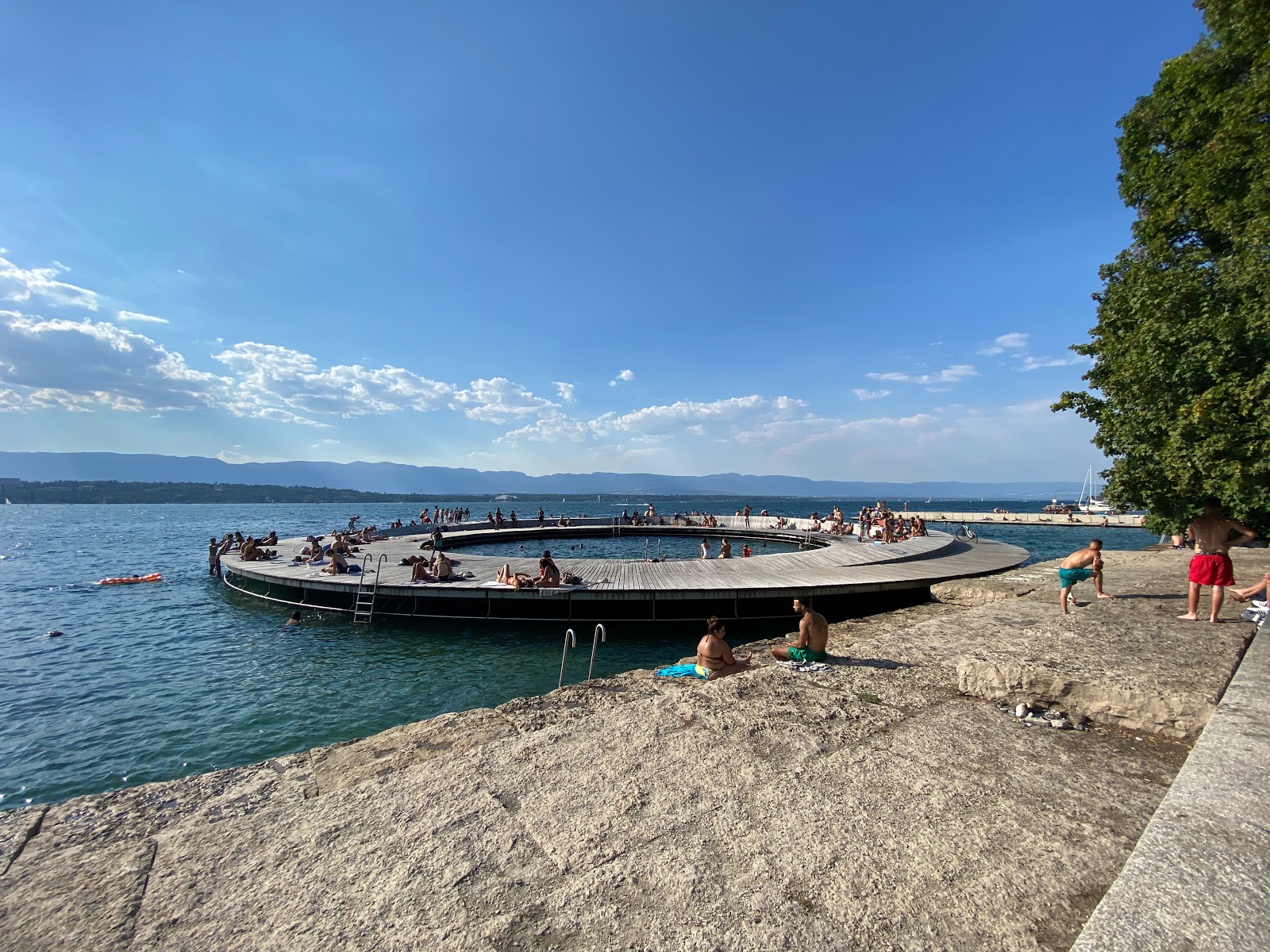 Foto di Pontons du quai de Cologny con una superficie del superficie in cemento pavimentata