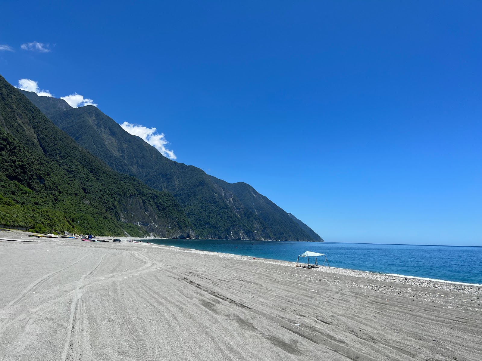 Foto di Chongde Gravel Beach con una superficie del sabbia grigia e ciottoli