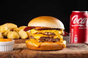 Hamburgueria Donfredon Hamburger em Contagem e BH,melhor hambúrguer, Açaí, Milk Shake, . Nova Loja no Coração Eucarístico image