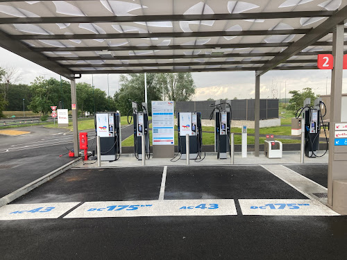 Borne de recharge de véhicules électriques TotalEnergies Station de recharge Roye-sur-Matz