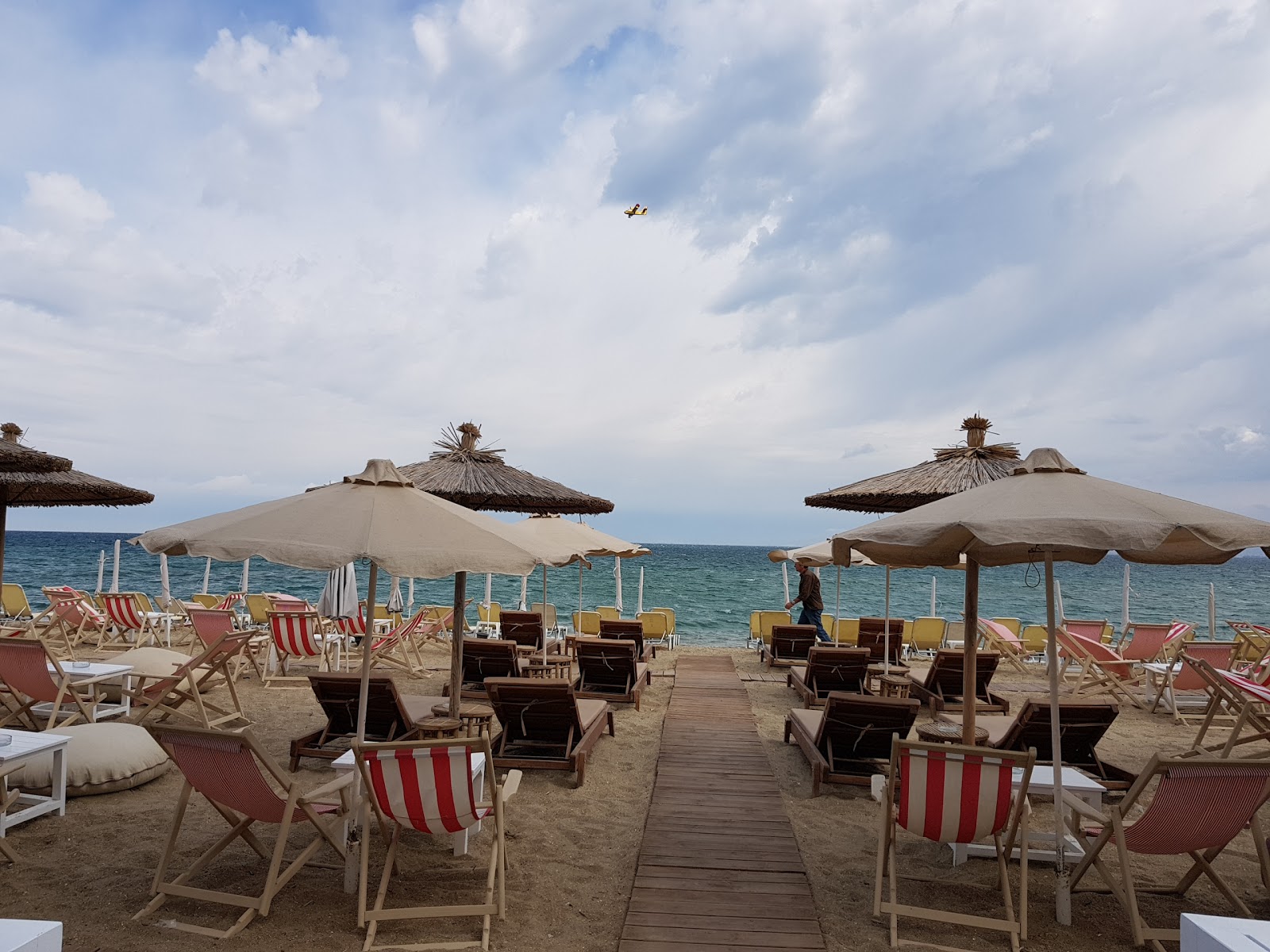 Neoi Epivates beach'in fotoğrafı - rahatlamayı sevenler arasında popüler bir yer