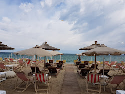 Neoi Epivates beach'in fotoğrafı - rahatlamayı sevenler arasında popüler bir yer