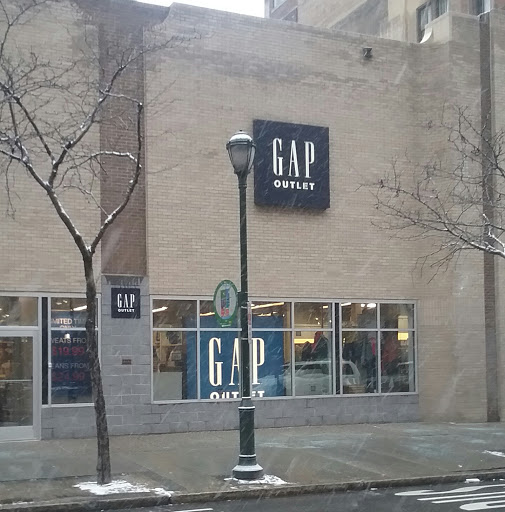 Gap Outlet, 1912 Chestnut St, Philadelphia, PA 19103, USA, 