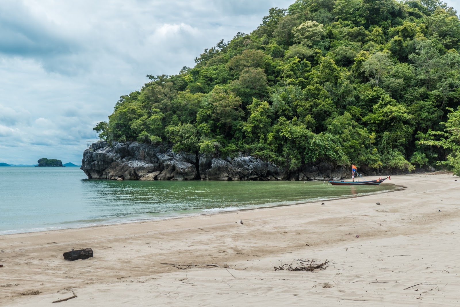 Lok Kam Bay Beach'in fotoğrafı - rahatlamayı sevenler arasında popüler bir yer