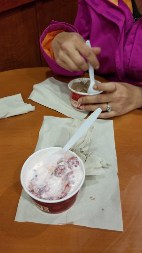 Ice Cream Shop «Cold Stone Creamery», reviews and photos, 2907 N Oakland Ave, Milwaukee, WI 53211, USA